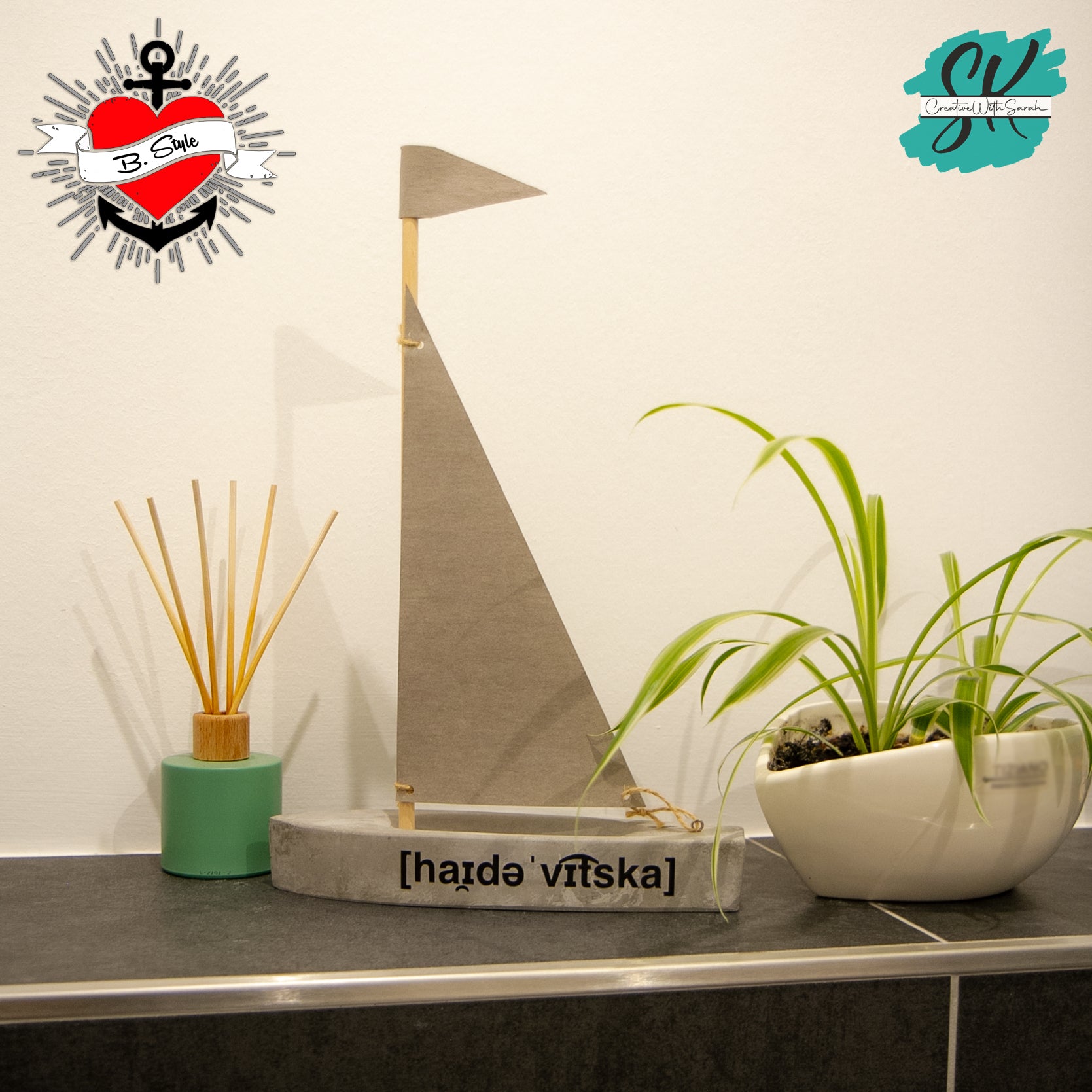 Dekoratives Holzboot mit Lautschrift '[haɪdə'vɪtska]' als einzigartiges Kunstwerk, entworfen für kreative Projekte von easy-sticks. Perfekt für Bastel- und DIY-Enthusiasten.