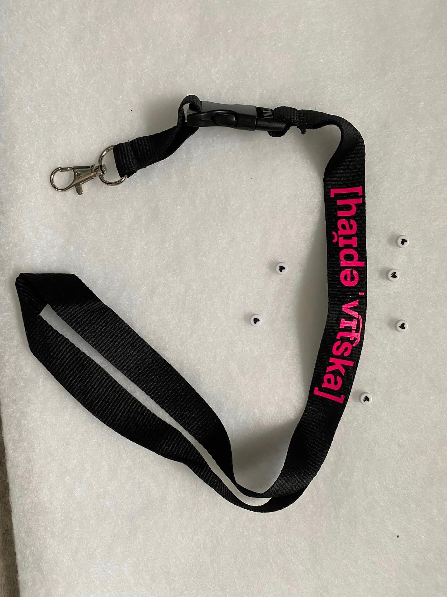 Schwarzer Schlüsselanhänger mit auffälliger Lautschrift '[haɪdə'vɪtska]', ideal für individuelle Projekte, erhältlich von easy-sticks. Designt für kreative Köpfe.