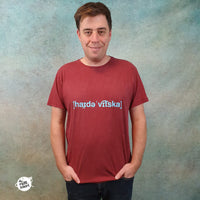 Ein Mann trägt ein rotes T-Shirt mit der Aufschrift '[hˈaɪdɘ vɪtska]' und präsentiert die 'Heidewitzka' Lautschrift Plotterdatei von easy-sticks.