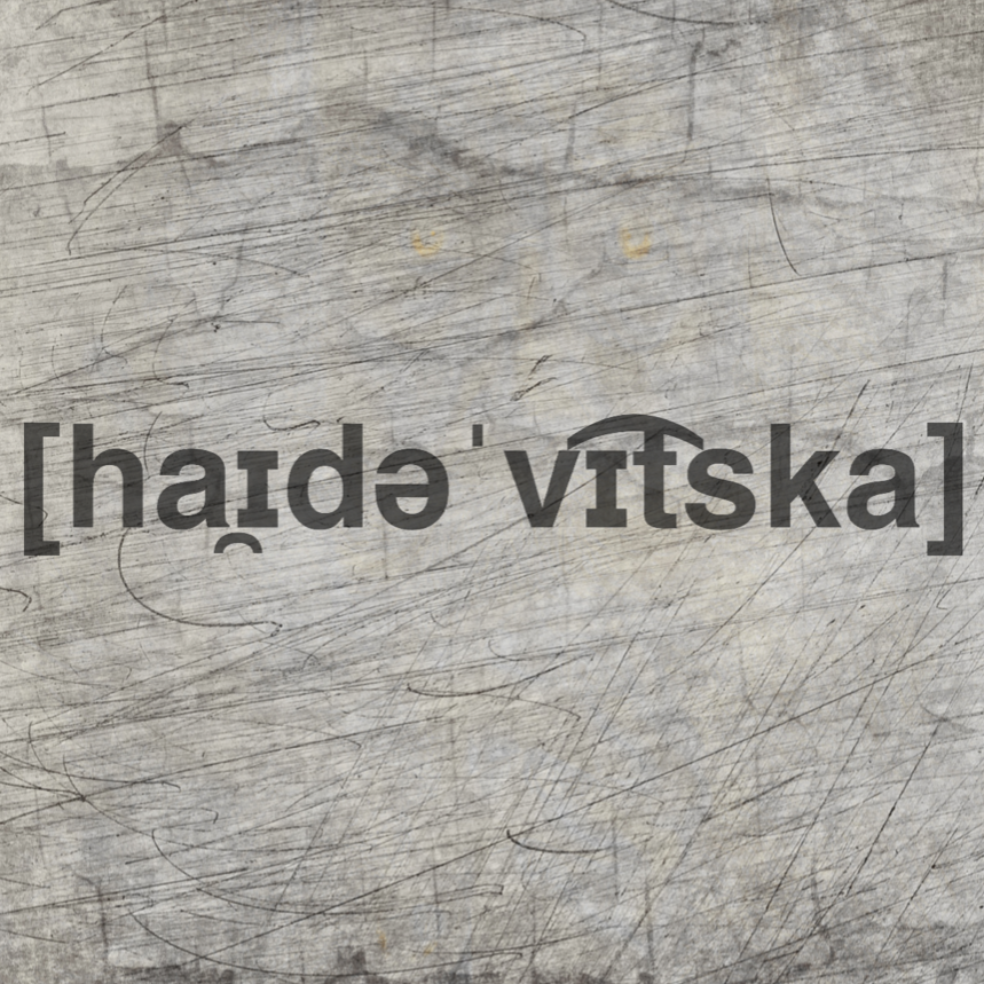 Kreative Darstellung der 'Heidewitzka' Lautschrift Plotterdatei von easy-sticks, auf einem strukturierten Hintergrund zu sehen.