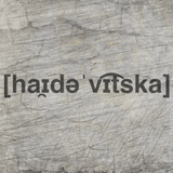 Kreative Darstellung der 'Heidewitzka' Lautschrift Plotterdatei von easy-sticks, auf einem strukturierten Hintergrund zu sehen.