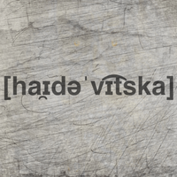 Kreative Darstellung der 'Heidewitzka' Lautschrift Plotterdatei von easy-sticks, auf einem strukturierten Hintergrund zu sehen.