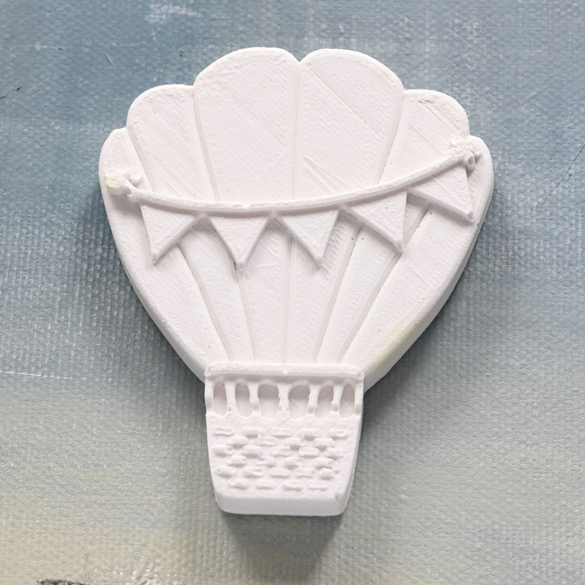 Detaillierte Silikonform eines Heißluftballons von easy-sticks, perfekt für kreative Bastelprojekte. Größe: 8 cm hoch, 6,5 cm breit.