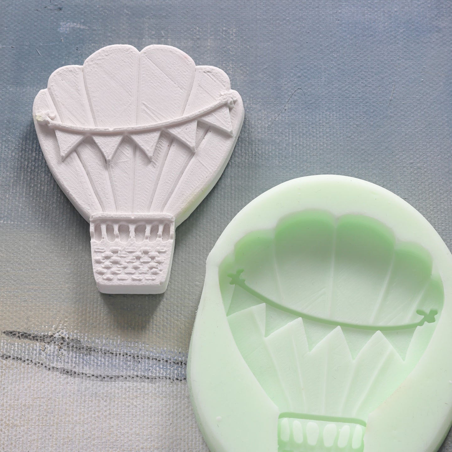 Heißluftballon Silikonform von easy-sticks, mit einer weißen Gussform und einer flexiblen Silikonform für individuelle Dekorationen.