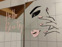 Schöne Wanddekoration mit dem Schriftzug 'Hello Beauty' und einer stilvollen Frauenillustration, designt von easy-sticks.