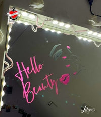 Spiegel mit dem Schriftzug "Hello Beauty" von easy-sticks, umrahmt von Lichtern, ein inspirierendes Design für dein Badezimmer oder Schminktisch.