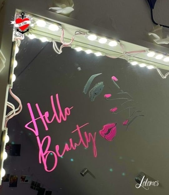 Spiegel mit dem Schriftzug "Hello Beauty" von easy-sticks, umrahmt von Lichtern, ein inspirierendes Design für dein Badezimmer oder Schminktisch.