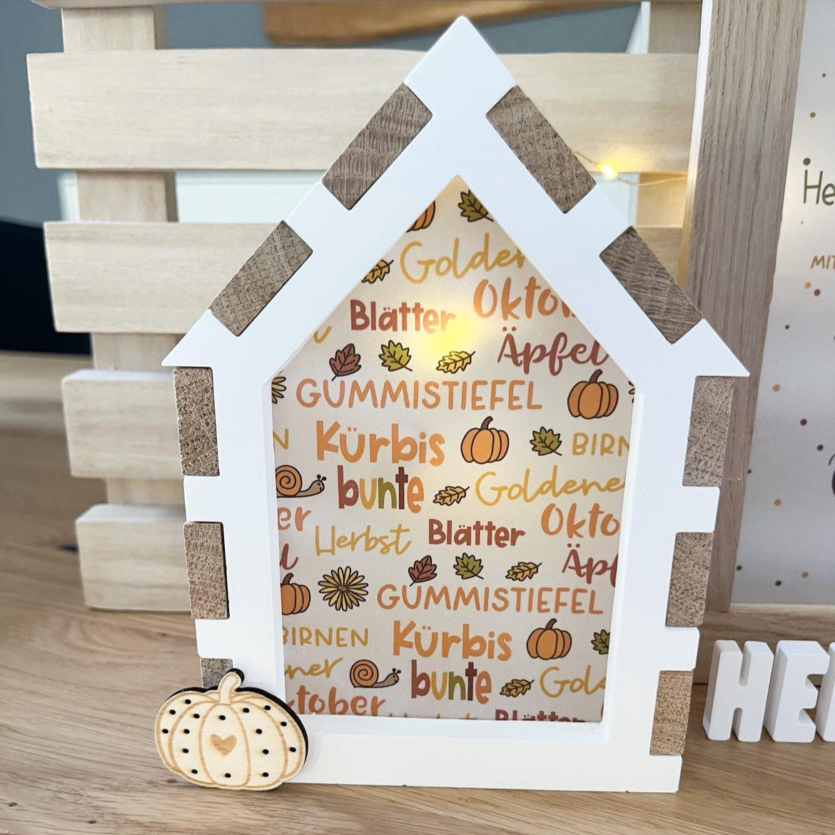 Herbst Deko basteln - PDF Vorlage angewendet mit der Haus Gießform und Easy-Sticks, Kürbis Oktober Blätter Gummistiefel