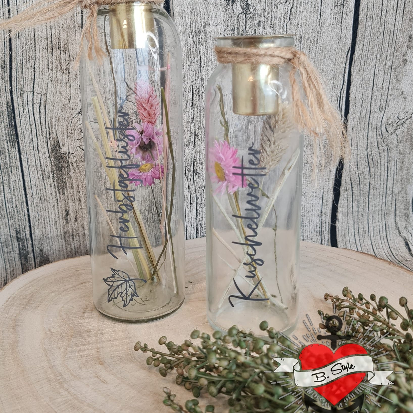 Florale Glasvase mit Trockenblumen und rustikalem Touch, verziert mit der Schrift 'Kuschelwetter' – eine perfekte Herbstdeko. Herbstdiy Sprüche für den Plotter und in PDF zum Ausdrucken auf Wasserschiebefolie von easy-sticks.