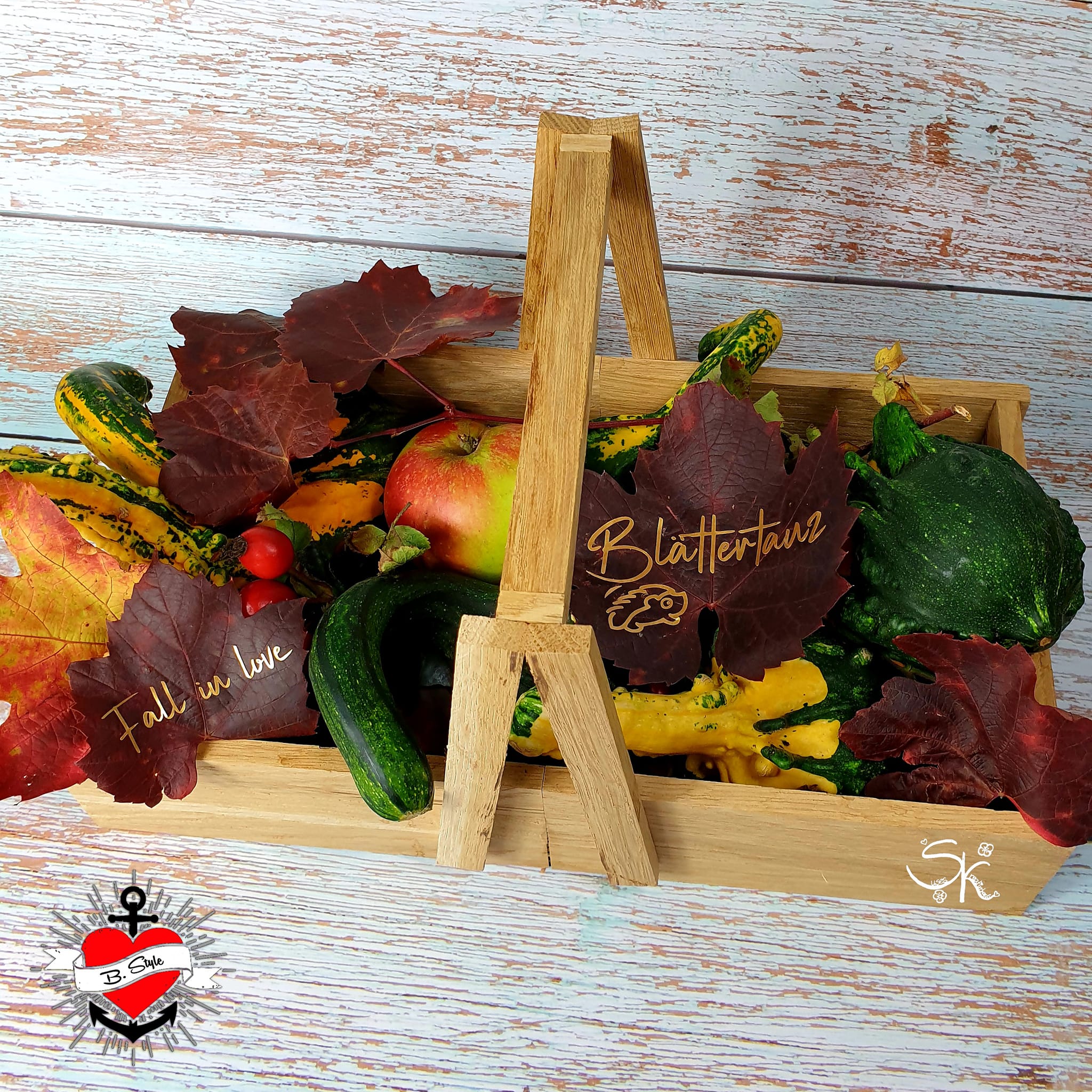 Kreatives Herbstgesteck mit Gemüse und dekorativen Blättern, ideal für DIY-Projekte. Herbstdiy Sprüche für den Plotter und in PDF zum Ausdrucken auf Wasserschiebefolie von easy-sticks.