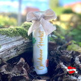 Herbstzeit Sprüche für den Plotter von easy-sticks: Elegante Kerze in einem rustikalen Setting mit einem dekorativen Band, trägt herbstliche Stimmung.