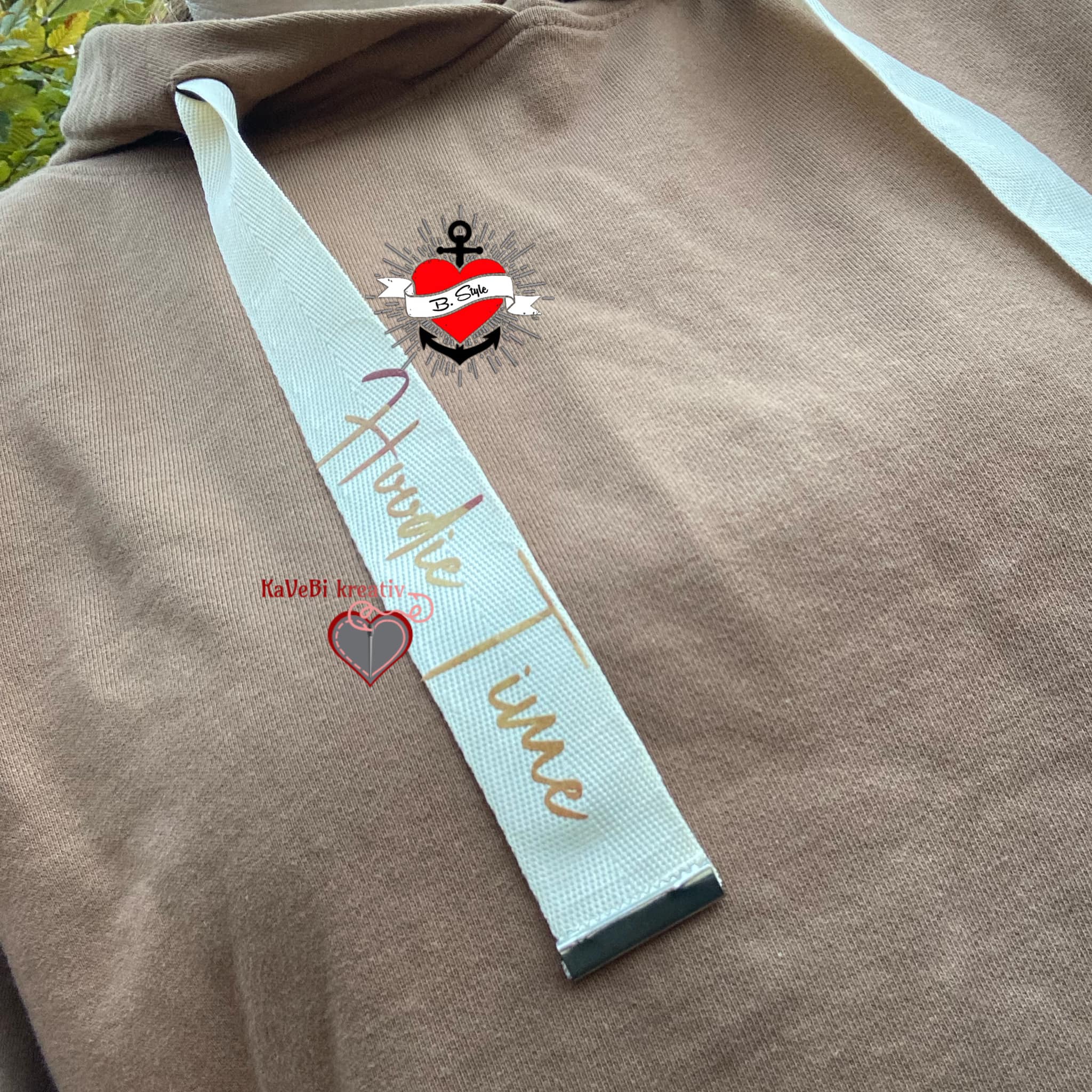 Herbstzeit Sprüche für den Plotter von easy-sticks: Modisches Sweatshirt mit einem kreativen herbstlichen Druck, ideal für gemütliche Herbsttage.