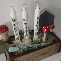 Herbstzeit Sprüche für den Plotter von easy-sticks: Dekorative Kerzen mit herbstlichen Motiven in einem rustikalen Kasten, ideal für kreative Projekte.