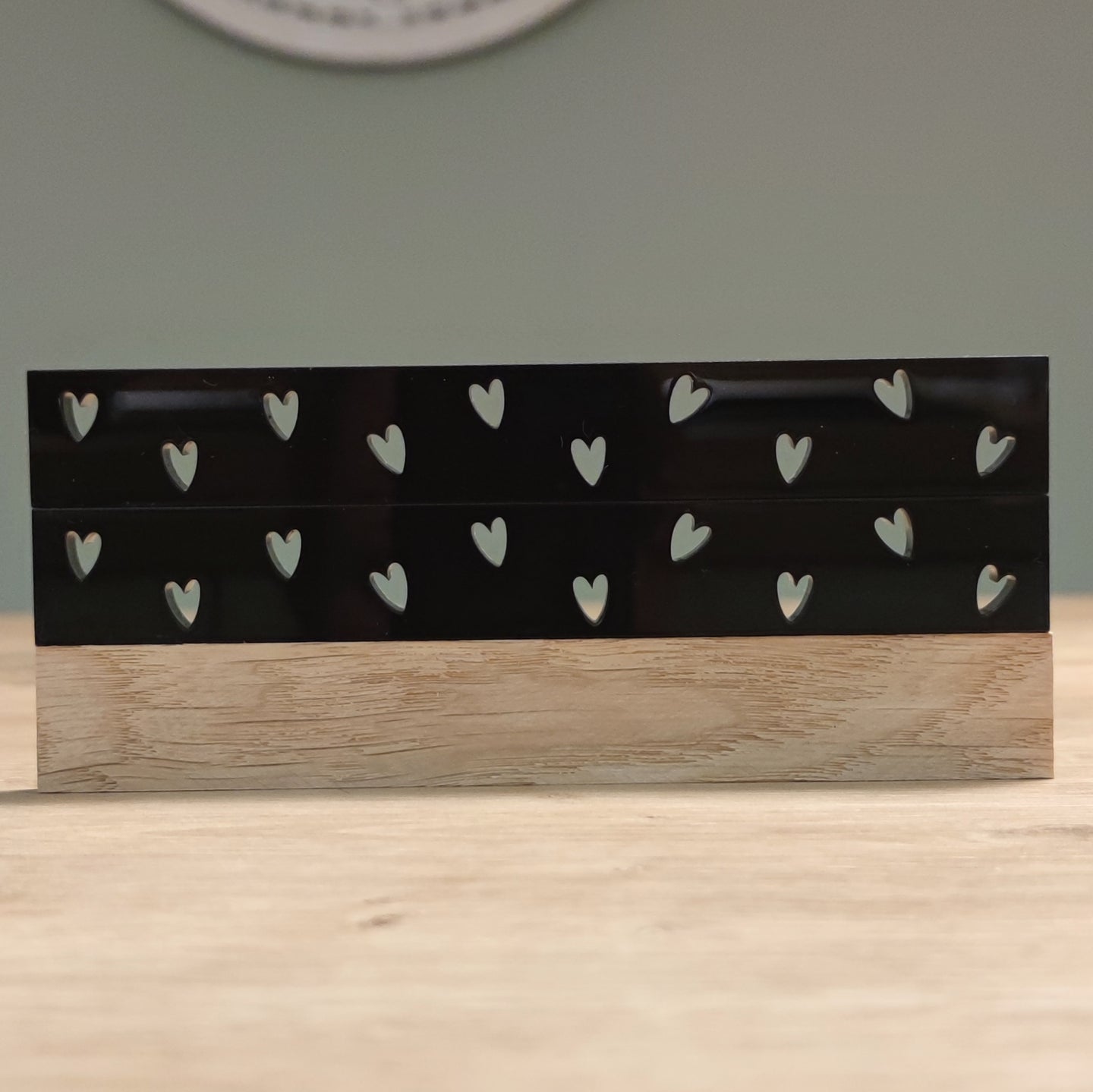 Easy-Sticks Acryl Schwarz - Herzen - 4 Stück - Decor mit hochglänzender schwarzer Oberfläche und herzförmigen Ausschnitten, ideal für kreative Projekte.
