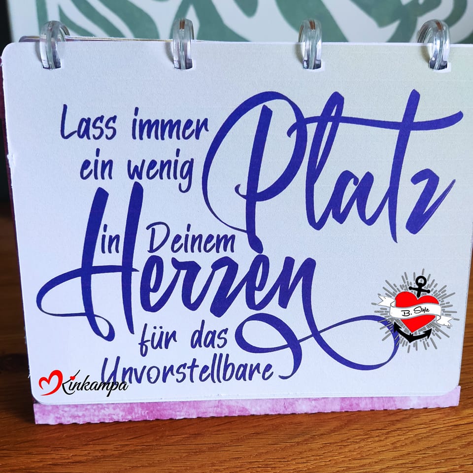 Schöner Tischkalender mit dem Spruch "Lass immer ein wenig Platz in deinem Herzen für das Unvorstellbare" von easy-sticks, eine kreative Inspiration für jeden Tag.