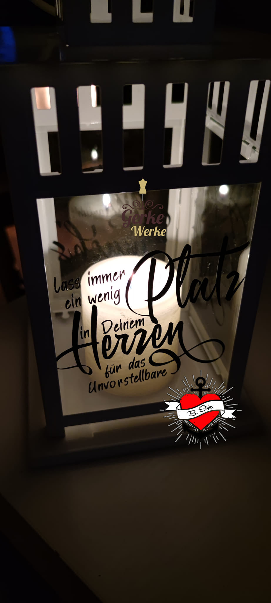 Beleuchtete Laterne mit der Gestaltung "Lass immer ein wenig Platz in deinem Herzen für das Unvorstellbare" von easy-sticks, schafft eine gemütliche Atmosphäre.