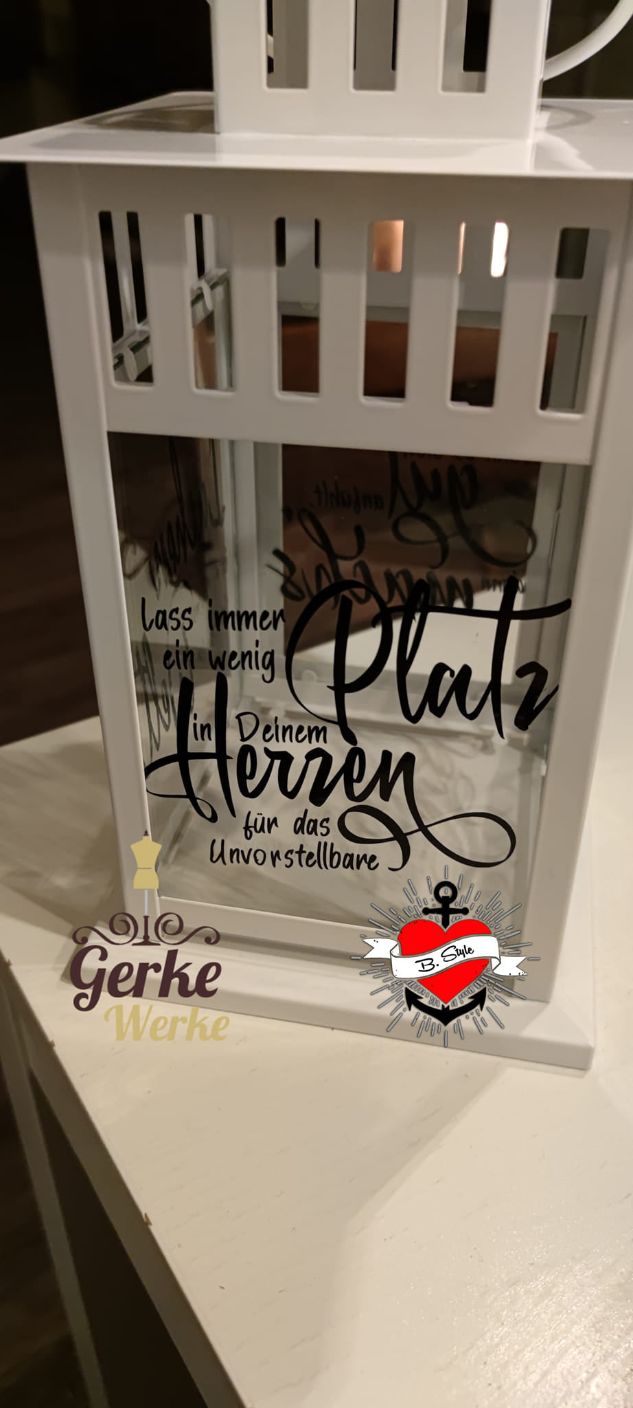 Elegante Laterne mit dem inspirierenden Spruch "Lass immer ein wenig Platz in deinem Herzen für das Unvorstellbare" von easy-sticks, ideal für eine zauberhafte Beleuchtung.