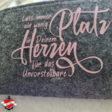Gestaltetes Filzprodukt mit dem Schriftzug "Lass immer ein wenig Platz in deinem Herzen für das Unvorstellbare" von easy-sticks, ideal für kreative DIY-Projekte.