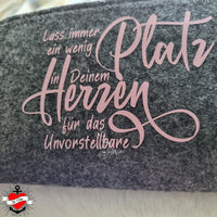 Gestaltetes Filzprodukt mit dem Schriftzug "Lass immer ein wenig Platz in deinem Herzen für das Unvorstellbare" von easy-sticks, ideal für kreative DIY-Projekte.
