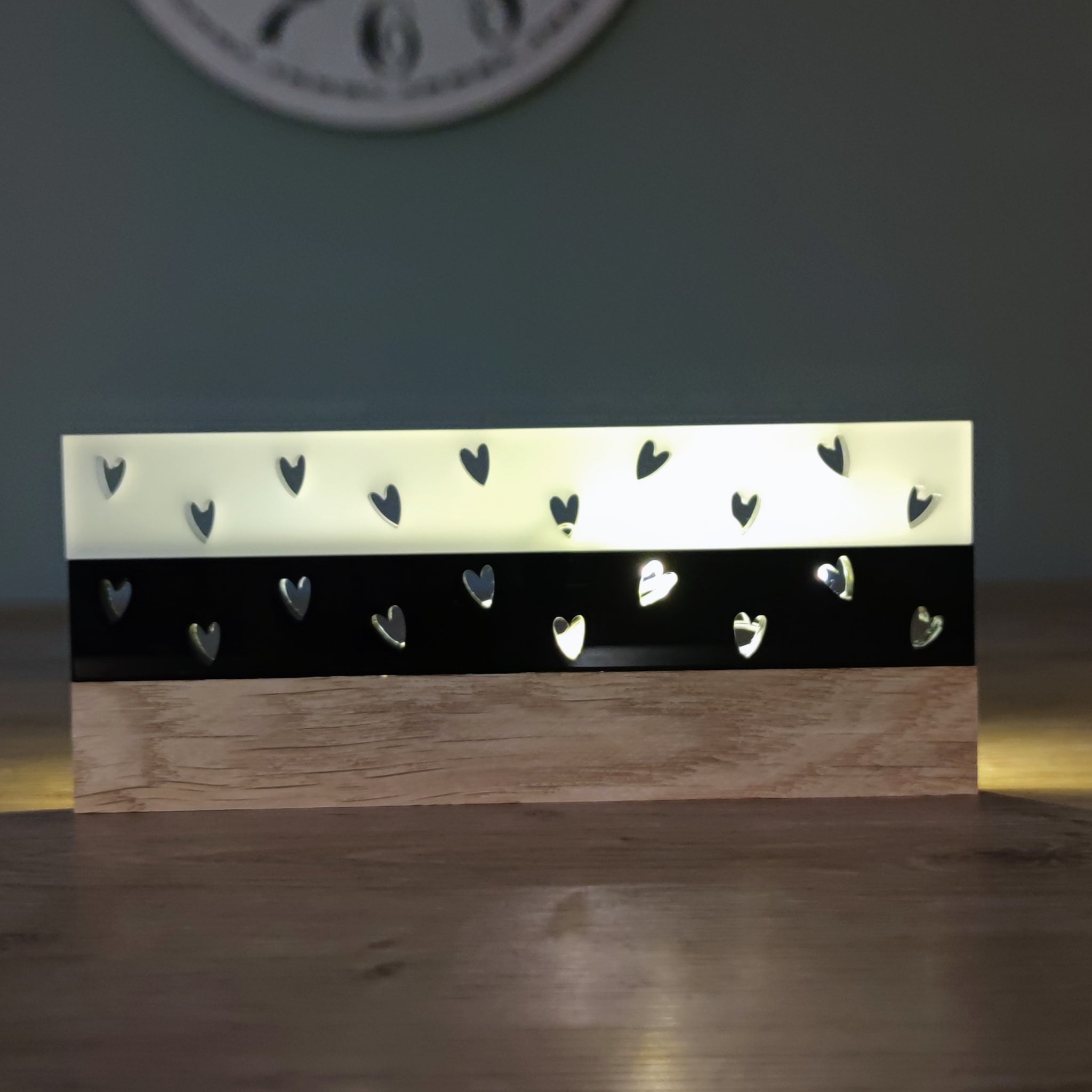 Easy-Sticks Acryl Schwarz - Herzen - 4 Stück - Beleuchtetes Dekor mit Herz-Ausschnitten, das eine sanfte Lichtquelle bietet und stilvolle Akzente setzt.