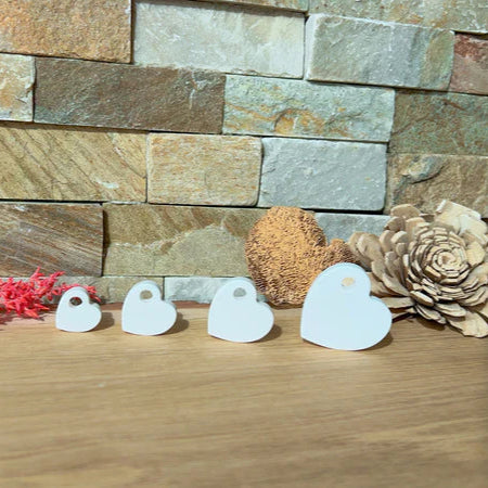 Kreative Silikonherzen zum Aufhängen von Easy-Sticks, präsentiert in vier Größen auf einem Holztisch, ideal für DIY-Projekte.