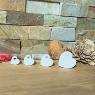 Kreative Silikonherzen zum Aufhängen von Easy-Sticks, präsentiert in vier Größen auf einem Holztisch, ideal für DIY-Projekte.