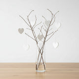 Vielfältige Silikonherzen von Easy-Sticks, die sich hervorragend für das Gießen von DIY-Dekorationen eignen, auf einem Holzuntergrund.