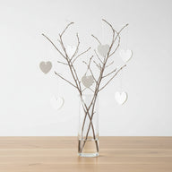 Vielfältige Silikonherzen von Easy-Sticks, die sich hervorragend für das Gießen von DIY-Dekorationen eignen, auf einem Holzuntergrund.