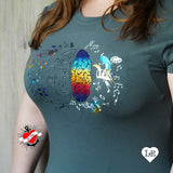 Kreative Hirn Plotterdatei von easy-sticks, angewendet auf ein T-Shirt, das ein bunt schillerndes Gehirn-Design zeigt, das Wissenschaft und Kreativität harmonisch verbindet.