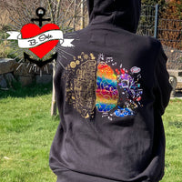 Schwarze Kapuzenjacke im Freien mit einer kreativen Hirngrafik, die technische und farbenfrohe Elemente kombiniert, gestaltet von easy-sticks, inspiriert von der Hirn Plotterdatei.