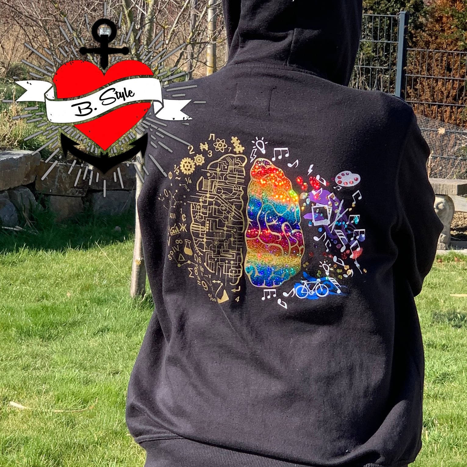 Schwarze Kapuzenjacke im Freien mit einer kreativen Hirngrafik, die technische und farbenfrohe Elemente kombiniert, gestaltet von easy-sticks, inspiriert von der Hirn Plotterdatei.