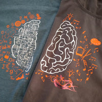 Hirn Plotterdatei von easy-sticks auf einem grauen und braunen T-Shirt, das eine spannende Kombination aus Wissenschaft und Kreativität mit Gehirn-Motiven präsentiert.