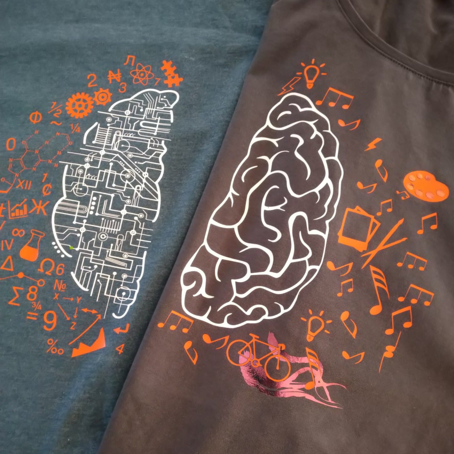 Hirn Plotterdatei von easy-sticks auf einem grauen und braunen T-Shirt, das eine spannende Kombination aus Wissenschaft und Kreativität mit Gehirn-Motiven präsentiert.