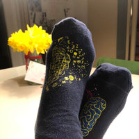 Hirn Plotterdatei von easy-sticks auf einem Paar Socken, die ein intelligentes Design mit wissenschaftlichen Symbolen und einem kreativen Gehirn-Motiv zeigen.
