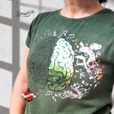 Grünes T-Shirt, getragen von einer Person, mit stylischer Grafik eines Gehirns, das Technologie auf einer Seite und Kreativität auf der anderen zeigt, entworfen von easy-sticks, basierend auf der Hirn Plotterdatei.