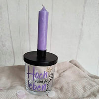 Elegante Kerze von easy-sticks mit dem Spruch 'Hoch sollst du leben', umgeben von festlicher Dekoration für Geburtstage.