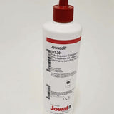 Flasche mit Jowacoll Holzleim 500 g von Easy-Sticks, kreativ gestaltet auf einem hellen Hintergrund. Geeignet für anspruchsvolle Holzverbindungen.