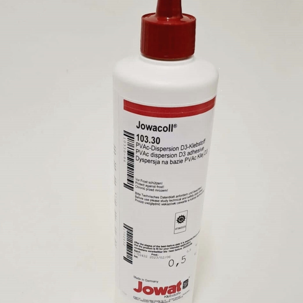 Flasche mit Jowacoll Holzleim 500 g von Easy-Sticks, kreativ gestaltet auf einem hellen Hintergrund. Geeignet für anspruchsvolle Holzverbindungen.
