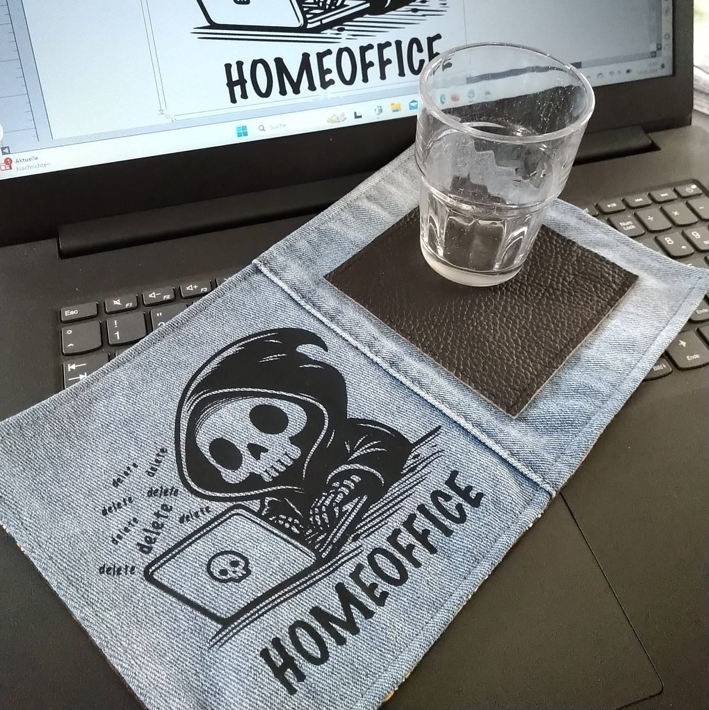 B.Style Homeoffice Plotterdatei - Denim-Topfuntersetzer mit Skelett-Illustration, das am Laptop arbeitet, unterstützt kreative Sessions.