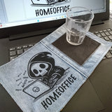 B.Style Homeoffice Plotterdatei - Denim-Topfuntersetzer mit Skelett-Illustration, das am Laptop arbeitet, unterstützt kreative Sessions.