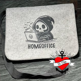 B.Style Homeoffice Plotterdatei - Praktische Filztasche mit einem Skelett-Design, das am Laptop arbeitet, perfekt für den Homeoffice-Einsatz.