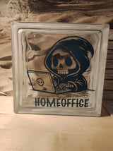 Transparente Glasplatte mit dem Homeoffice Design von easy-sticks, das ein Skelett zeigt, das an einem Laptop arbeitet, ideal für kreative Projekte.