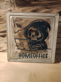 Transparente Glasplatte mit dem Homeoffice Design von easy-sticks, das ein Skelett zeigt, das an einem Laptop arbeitet, ideal für kreative Projekte.