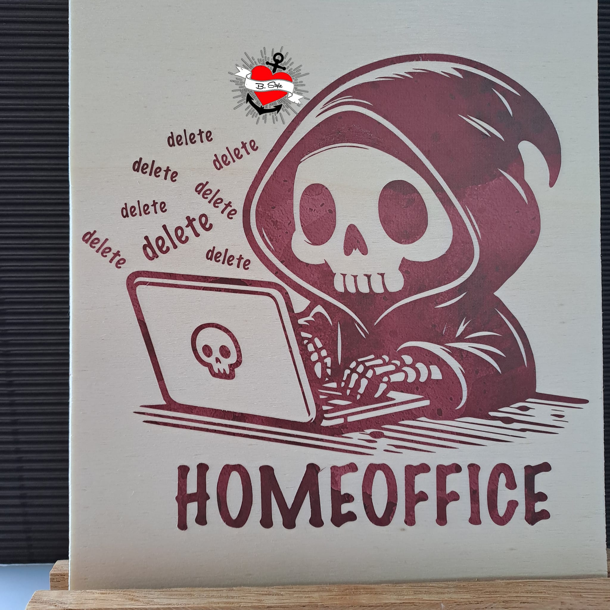 Holzplatte mit graviertem Homeoffice Design von easy-sticks, das ein Skelett zeigt, das an einem Laptop arbeitet, perfekt für DIY-Projekte.