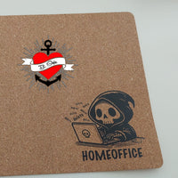 B.Style Homeoffice Plotterdatei - Kork-Notizbuch mit einem Skelett-Design, das produktiv am Laptop arbeitet.