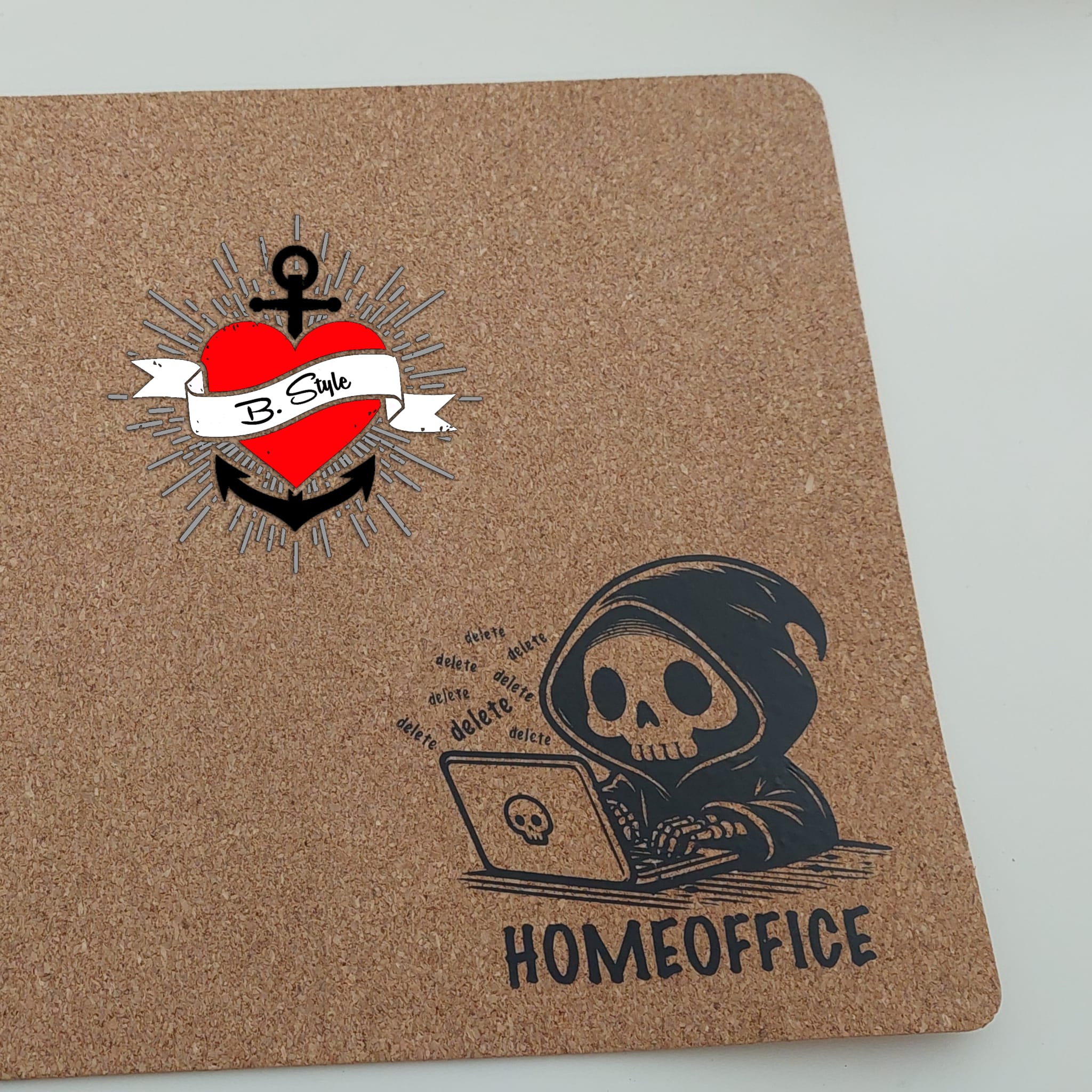 B.Style Homeoffice Plotterdatei - Kork-Notizbuch mit einem Skelett-Design, das produktiv am Laptop arbeitet.