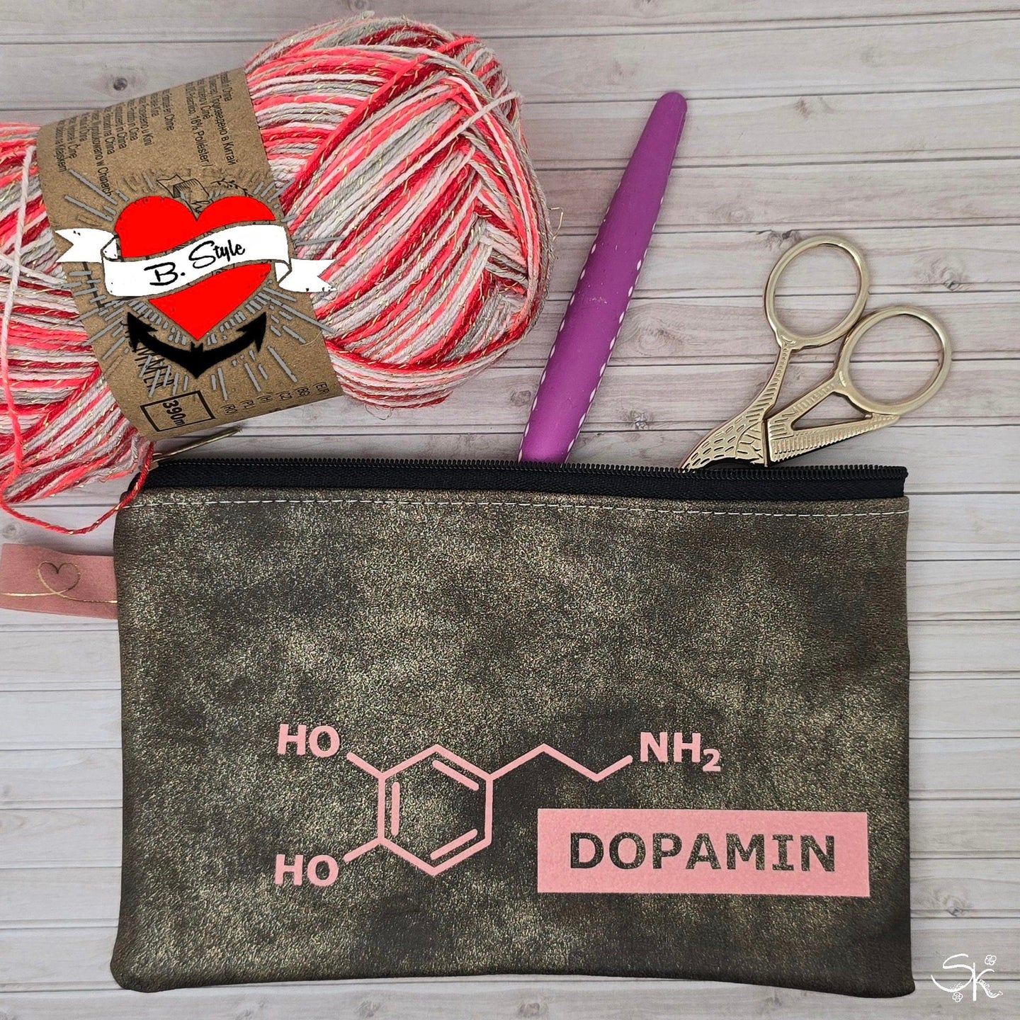Kreative Verwendung der Hormone Zeichen Plotter Datei von easy-sticks. Zeigt eine elegante, gleaming Tasche mit dem Aufdruck "DOPAMIN" und chemischen Strukturen, umgeben von buntem Garn und Bastelwerkzeugen.