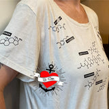 Nahaufnahme eines T-Shirts mit chemischen Formeln für Hormone wie Progesteron und Dopamin, entworfen von easy-sticks im Rahmen der Plotterdatei 'Hormone Zeichen'.