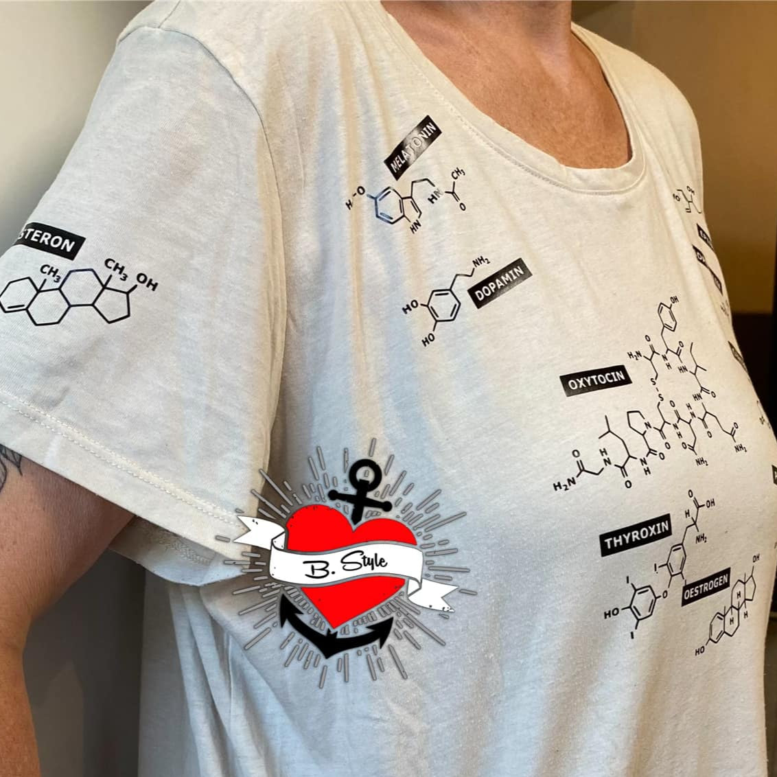 Nahaufnahme eines T-Shirts mit chemischen Formeln für Hormone wie Progesteron und Dopamin, entworfen von easy-sticks im Rahmen der Plotterdatei 'Hormone Zeichen'.