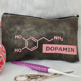 Ein stilvolles Täschchen mit dem Text 'Dopamin' und dessen chemischer Struktur, künstlerisch umgesetzt von easy-sticks als Teil der Plotterdatei 'Hormone Zeichen'.